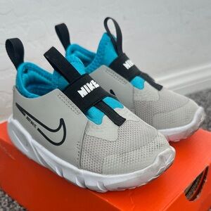 Nike Flex Runner 2- size 7c